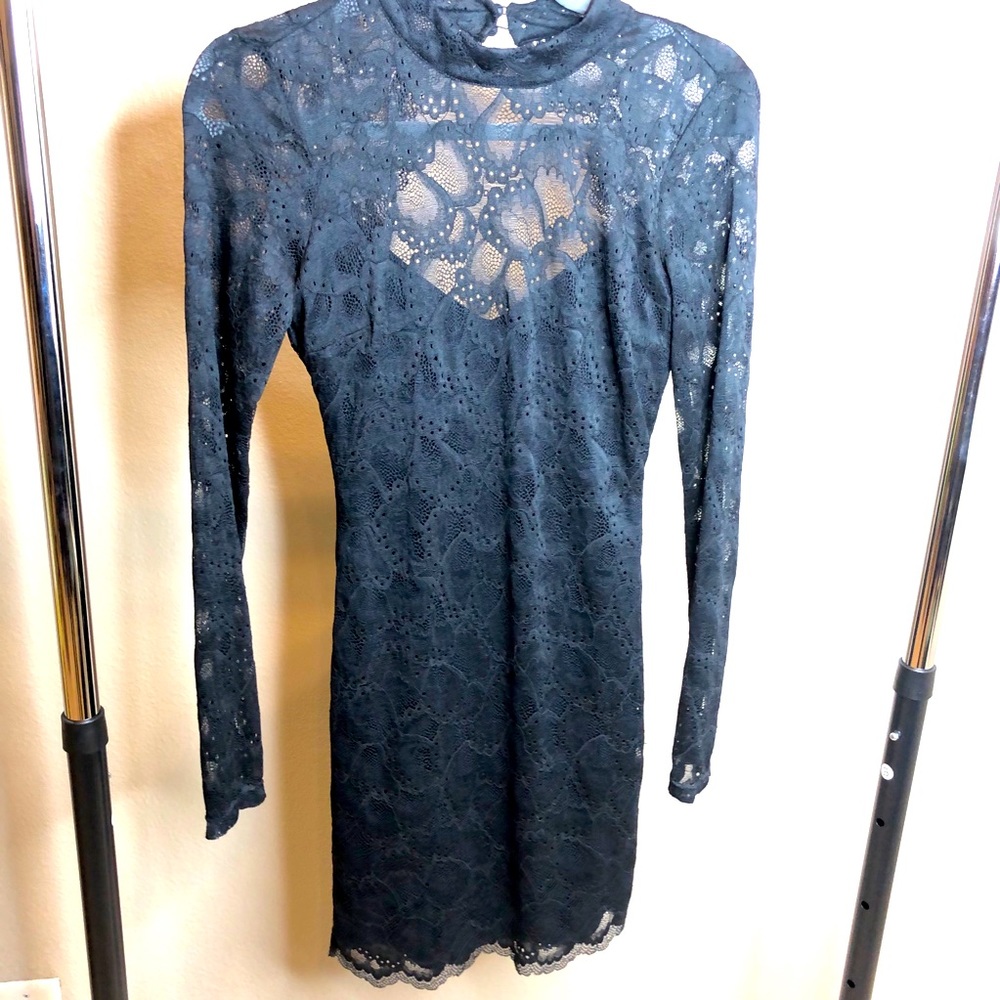 Bebe Black lace long sleeve lined dress sz small